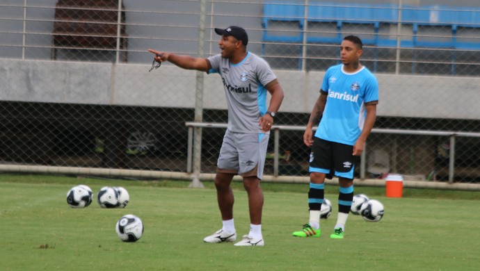 Roger fecha parte de treino e indica Grêmio com Wallace Oliveira na lateral