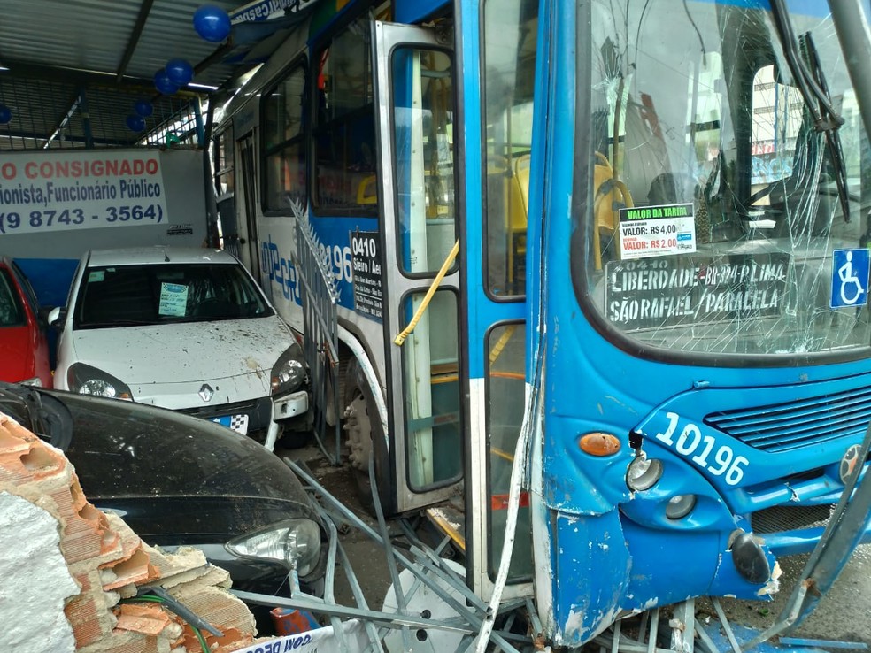 Ônibus bate em poste e muro após motorista passar mal em Salvador — Foto: Sindicato dos Rodviários/Divulgação