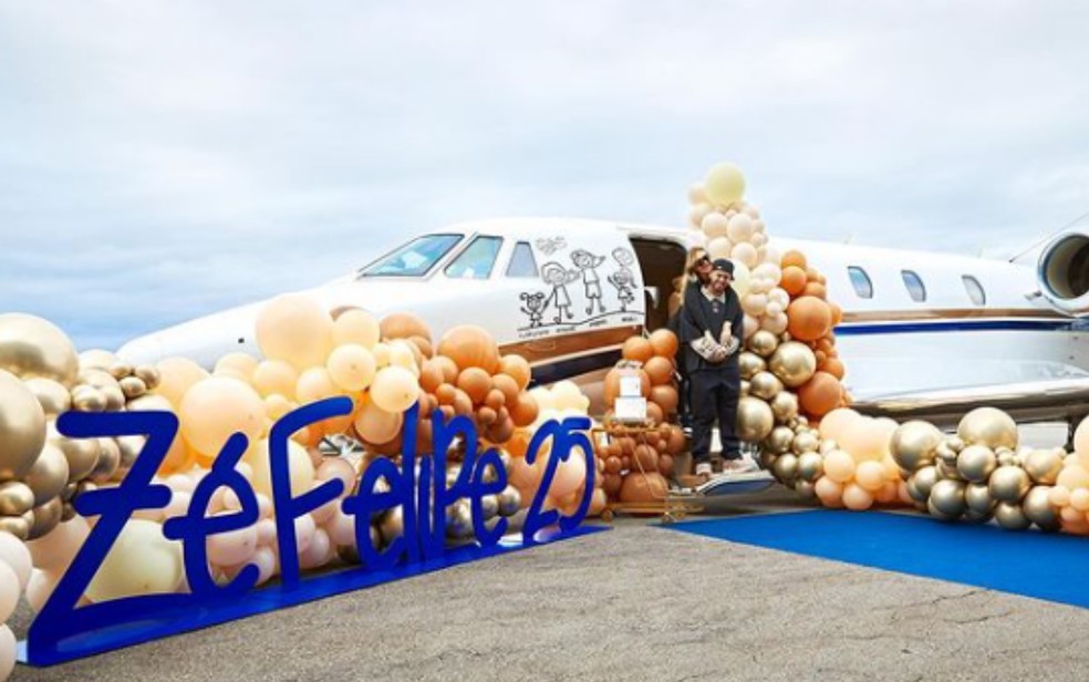 Zé Felipe ganha avião de presente de aniversário de Virginia, Goiás — Foto: Reprodução/Redes sociais