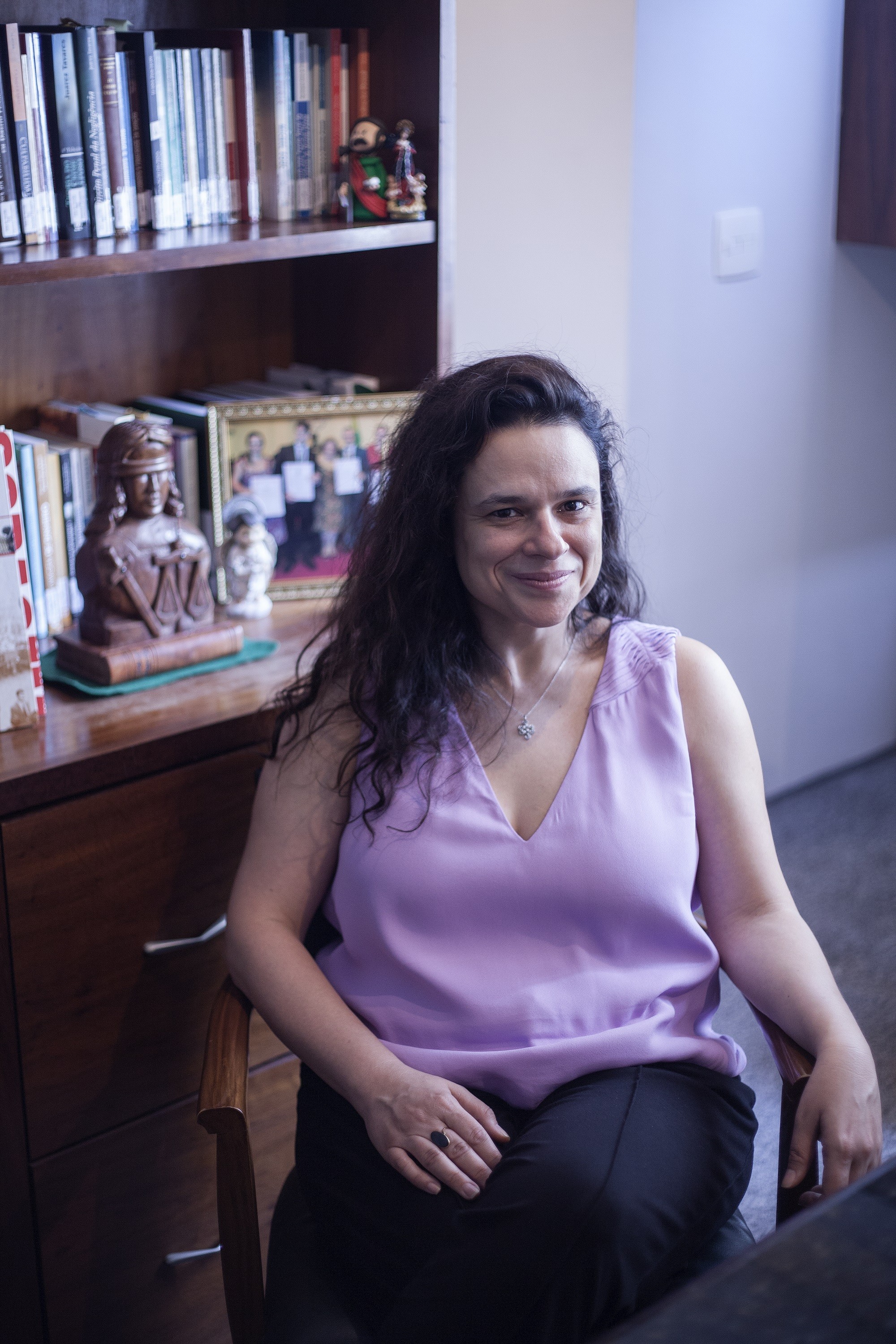 Janaina Paschoal em seu antigo escritório, onde recebeu Marie Claire para esta entrevista (Foto: João Bertholini)