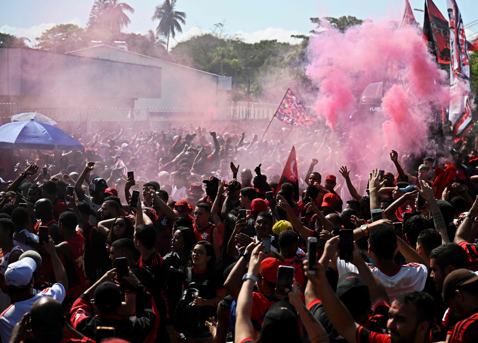 Em busca do Tri das Américas. Flamengo embarca para decisão das Libertadores com apoio da torcida  — Foto: Hermes de Paula
