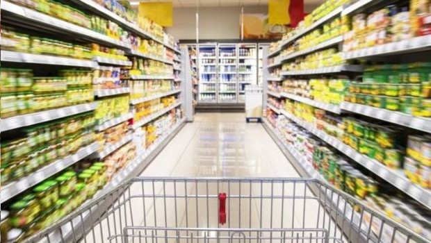 Dados de pesquisa feita em abril mostram que 79% da população brasileira reduziu as idas aos supermercados (Foto: GETTY IMAGES )