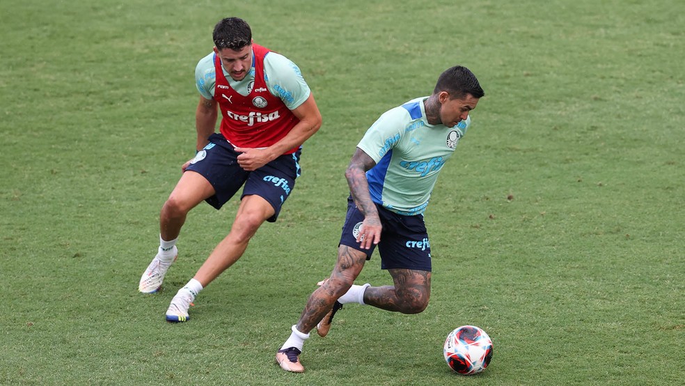 Piquerez e Dudu durante treino do Palmeiras na Academia de Futebol — Foto: Cesar Greco