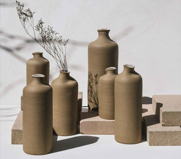Denise Braune estreia sua participação na ABUP. A ceramista e artista visual carioca imprime uma linguagem minimalista em suas peças, como nas garrafas "Boquinhas"