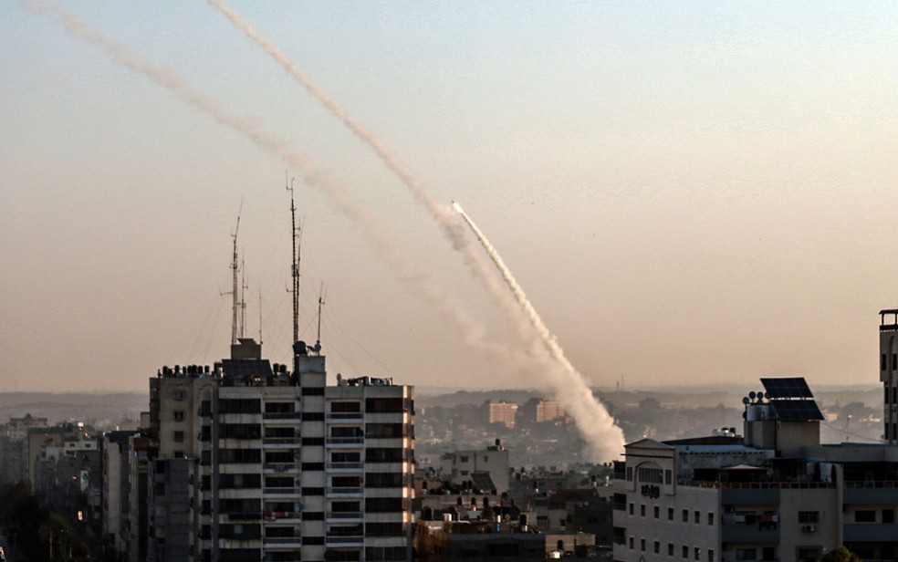 Foguetes palestinos disparados da cidade de Gaza, após Israel atacar e matar um comandante da Jihad Islâmico na região — Foto: Bashar Taleb / AFP Photo