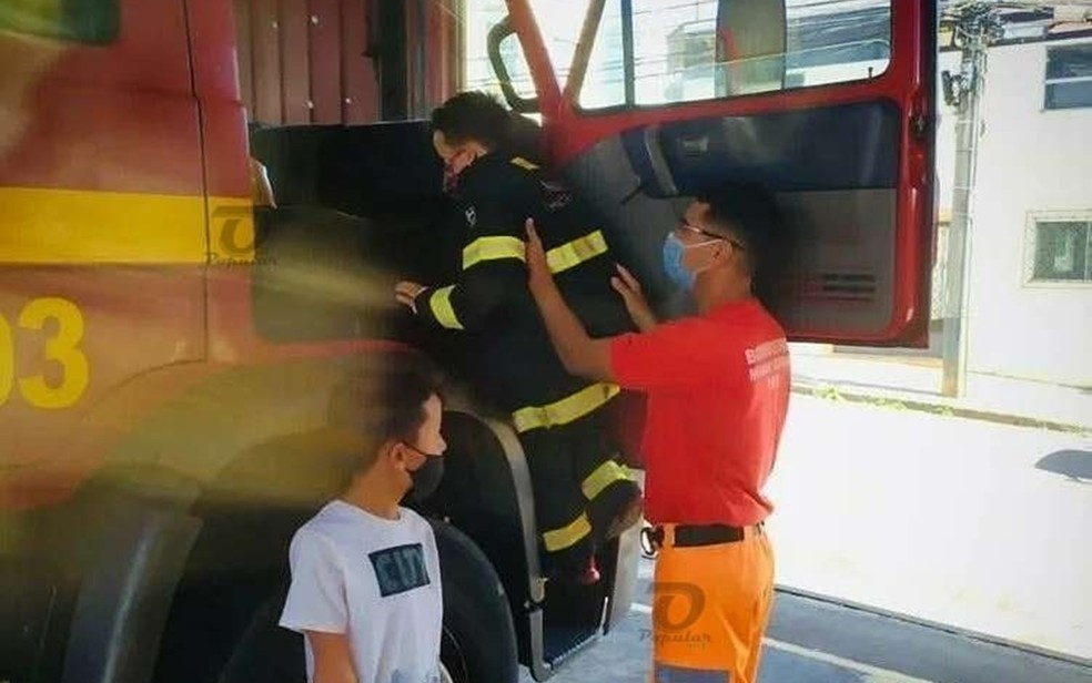 Enzo entrega currículo e conhece sede do Corpo de Bombeiros de Poços de Caldas — Foto: Corpo de Bombeiros