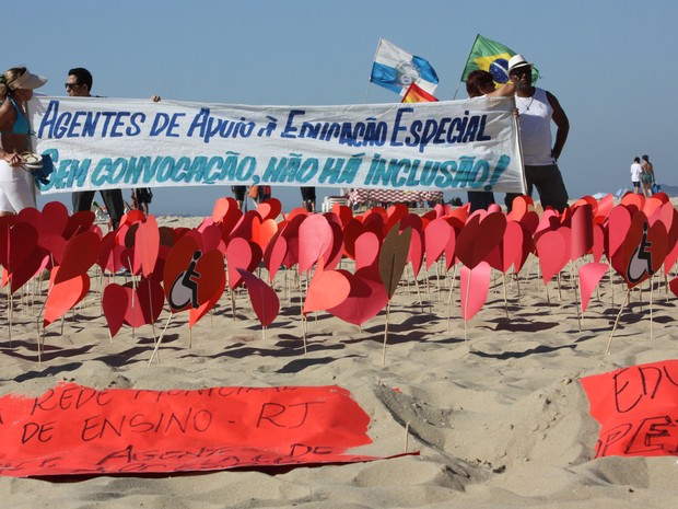 Agente de apoio à educação especial fazem protesto em praia do Rio (Foto: Divulgação)