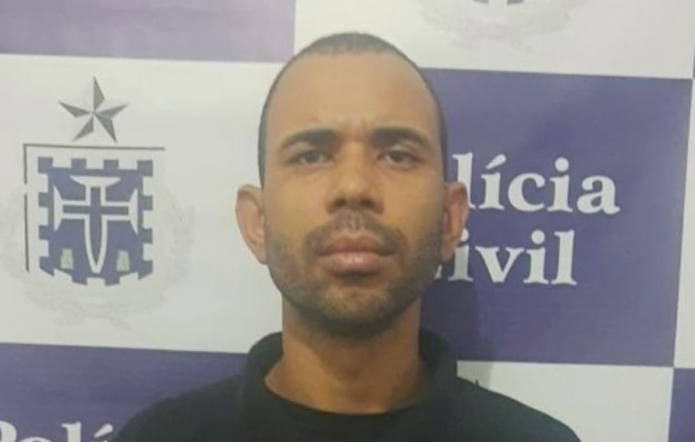 Após denúncia, falso policial civil é preso com farda, arma e drogas no interior da Bahia — Foto: Reprodução/TV Bahia