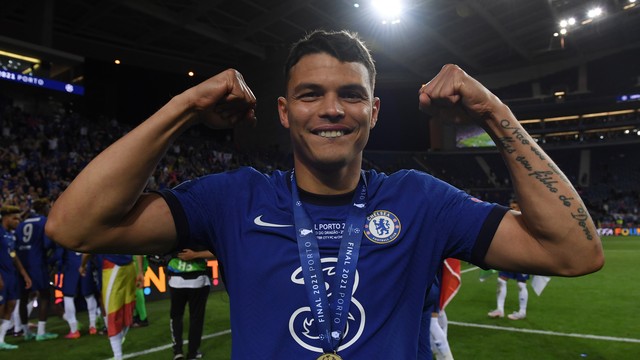 Thiago Silva exibe a medalha de campeão, em sua primeira conquista de Liga dos Campeões no Chelsea