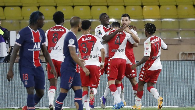 Jogadores do Monaco comemoram na virada sobre o PSG