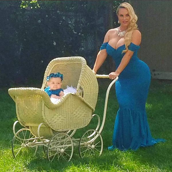 A modelo Coco Austin com a filha (Foto: Instagram)