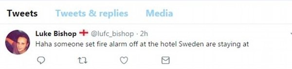 Um torcedor inglês fazendo piada com o incidente envolvendo o alarme de incêndio do hotel russo no qual a equipe da Suécia está hospedada (Foto: Twitter)