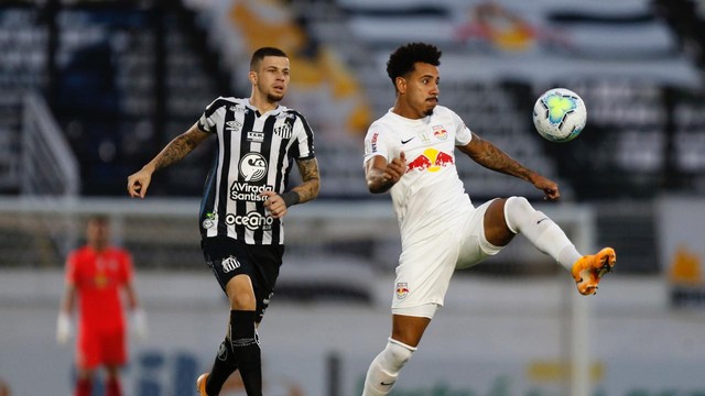 Lucas Evangelista com a bola em Bragantino x Santos