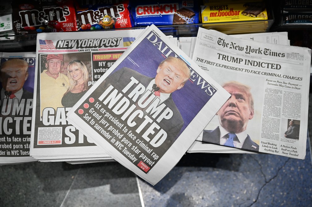Capas de jornais com a notícia do indiciamento de Donald Trump nos EUA, em 31 de março de 2023 — Foto: Ed Jones/AFP