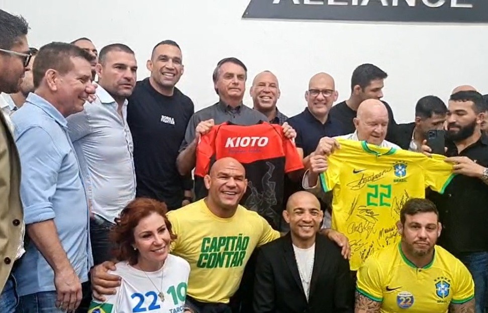 Jair Bolsonaro se encontra com lutadores de artes marciais em São Paulo — Foto: Reprodução/Facebook