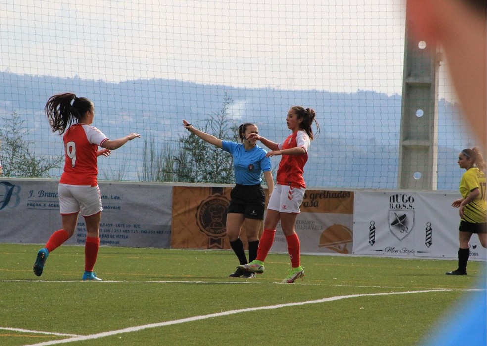 Maria Antônia (à esquerda) comemora seu gol pelo Braga B com a irmã Malu, que deu o passe — Foto: Divulgação/SC Braga