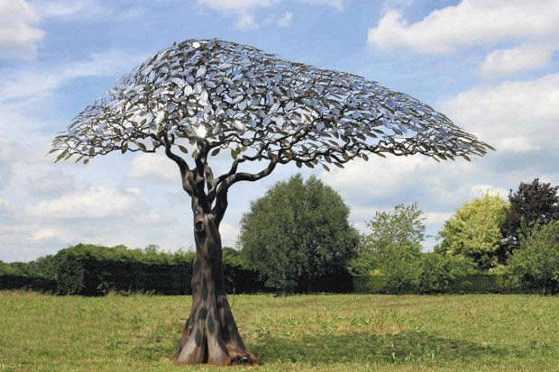Escultura de árvore em tamanho real feita de aço inox por Mark Reed (Foto: Reprodução/christies.com)