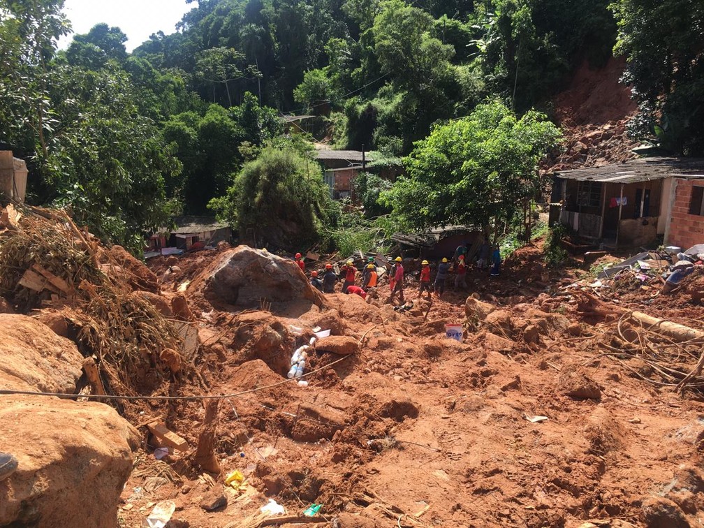 Bombeiros e voluntários continuam realizando as buscas por desaparecidos no Morro do Macaco Molhado em Guarujá, nesta quinta-feira — Foto: Solange Freitas/G1