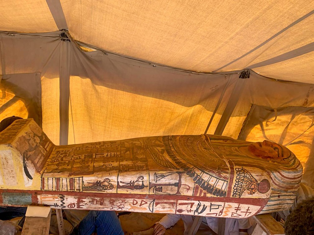 Um dos 14 sarcófagos de mais de 2,5 mil anos descoberto no Egito — Foto: Ministério de Antiguidades/AFP