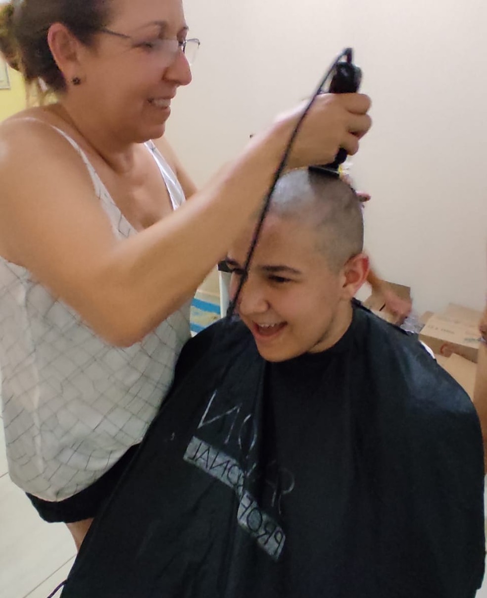 Familiares raspam a cabeça para apoiar paciente em tratamento de câncer de mama — Foto: Rosa Maria de Campos Ferreira 