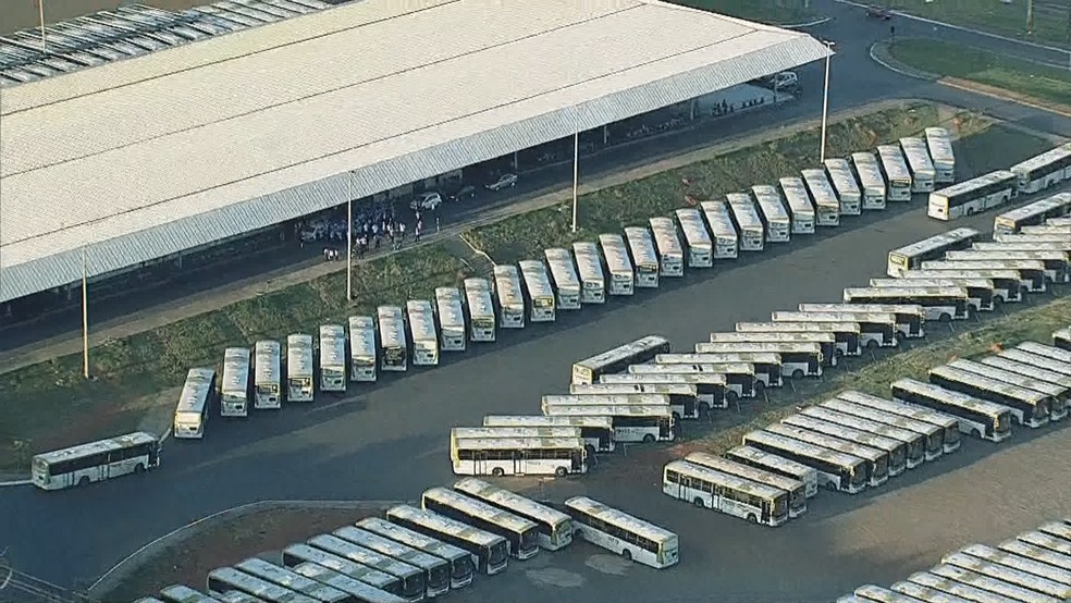 Imagem do Globocop mostra Ã´nibus parados enquanto rodoviÃ¡rios se reÃºnem debaixo do terminal do Setor O (Foto: ReproduÃ§Ã£o/TV Globo)