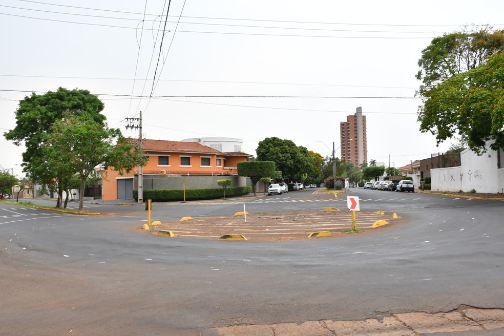 Obras na rotatória entre a Rua José Claro e a Avenida Ademar de Barros devem deixar trânsito lento — Foto: Marcos Sanches/Secom