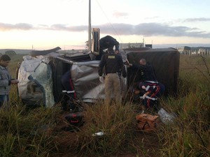 A polícia investiga as causas do acidente na rodovia MG 120 que dá acesso à Capelinha, no Vale do Jequitinhonha. (Foto: Felipe Rosado / VC no G1)