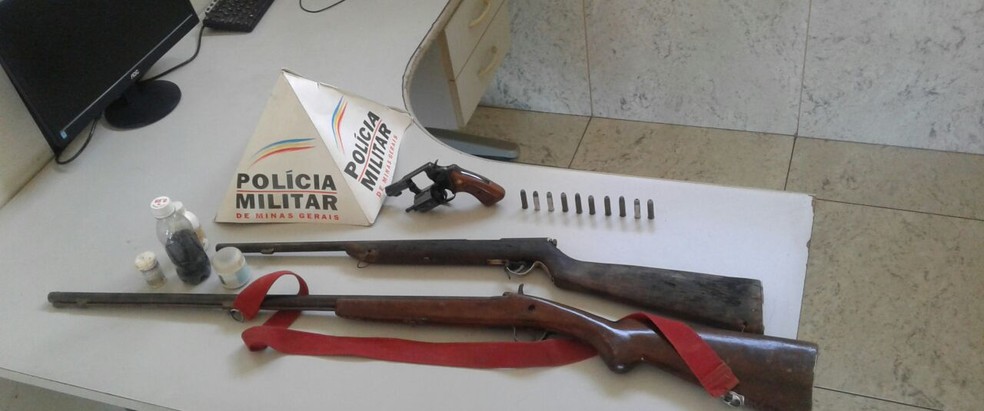 Oito armas de fogo, além de munição, também foram apreendidas pela PM (Foto: Polícia Militar / Divulgação)