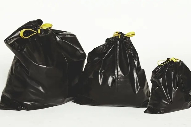 Trash Pouch: Diretor criativo da Balenciaga admitiu inspiração em sacolas plásticas (Foto: Divulgação)