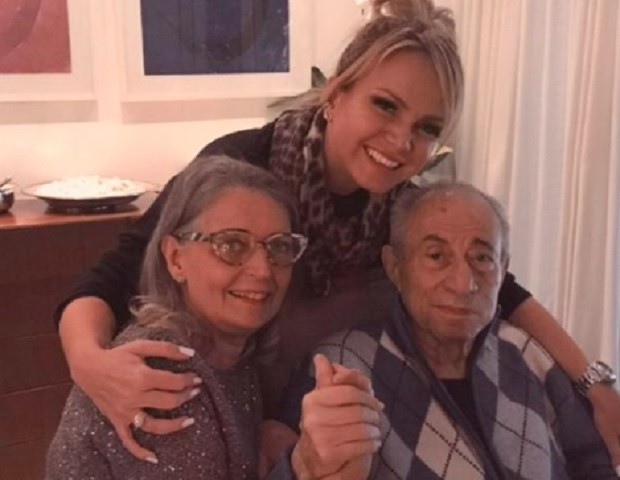 Sérgio D´Antino com a mulher, Denise Ravache, e a apresentadora Eliana (Foto: Reprodução/Instagram)