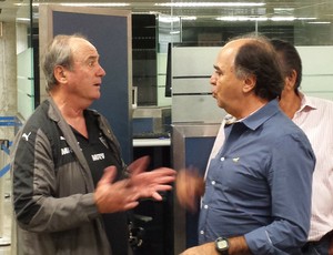 Levir Culpi e Marcelo Oliveira conversam no aeroporto (Foto: Léo Simonini)