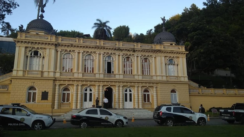 OperaÃ§Ã£o do MP e da PolÃ­cia Civil cumpre mandados de busca e apreensÃ£o na CÃ¢mara Municipal de PetrÃ³polis, no RJ â€” Foto: Marcello Santos/Inter TV