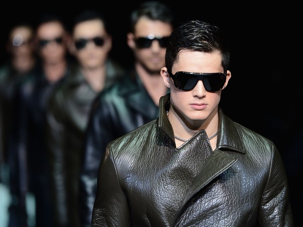 MILAN, ITALY - JANUARY 14:  Models walk the runway during the Emporio Armani show as part of Milan Fashion Week Menswear Autumn/Winter 2013 on January 14, 2013 in Milan, Italy.  (Photo by Venturelli/WireImage) (Foto: WireImage)