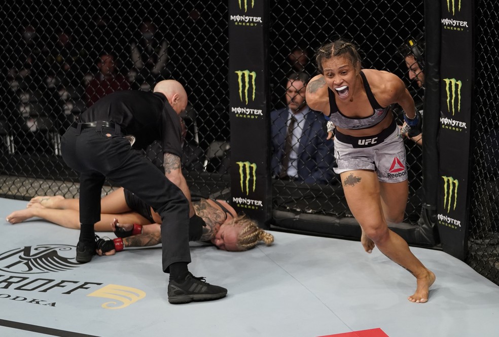 Amanda Lemos venceu Miranda Granger por finalização em seu retorno ao cage, em dezembro de 2019 — Foto: Getty Images
