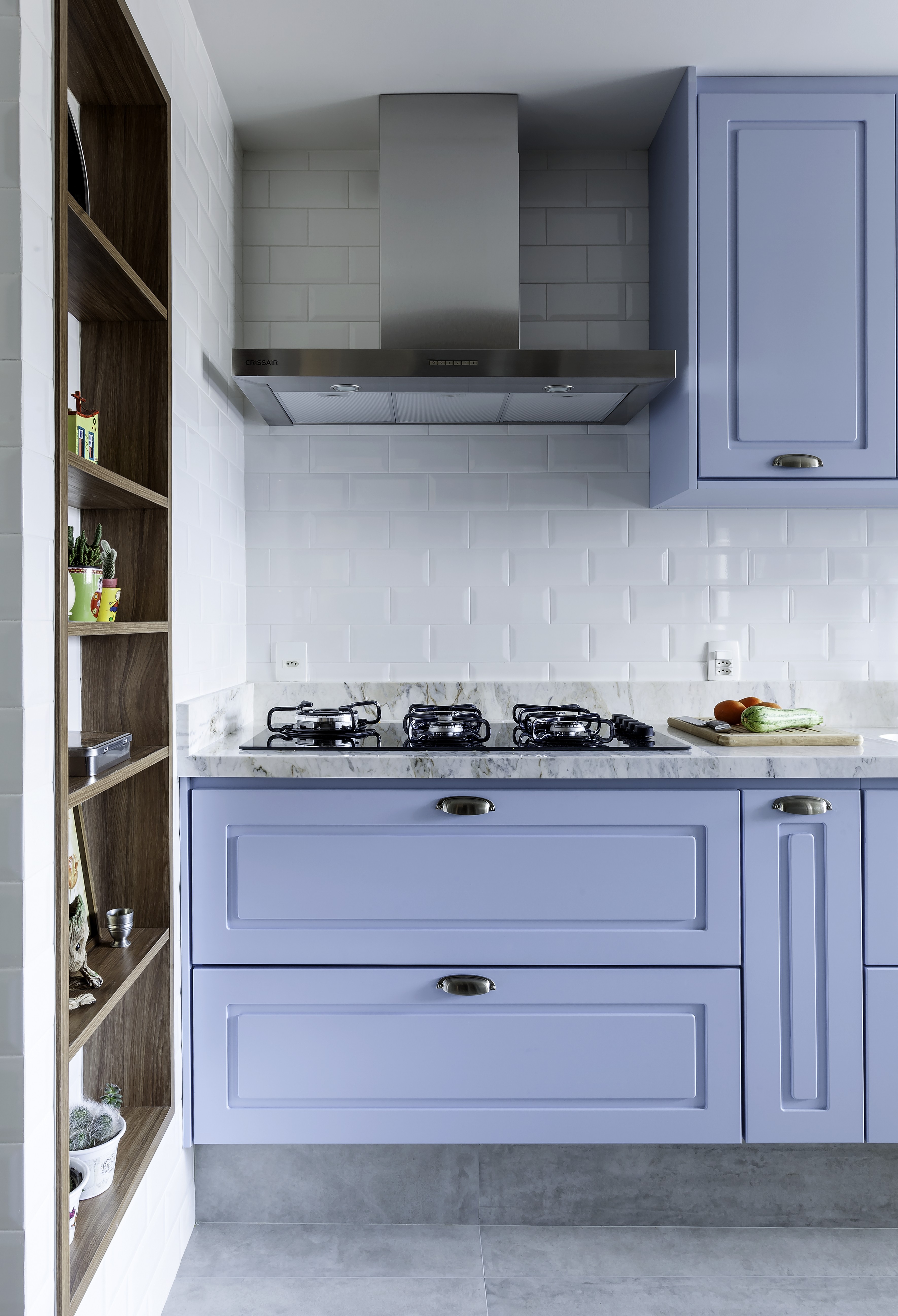 Décor do dia: cozinha com armário azul e subway tiles (Foto: Carlos Piratininga )