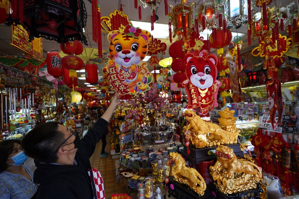Venda com enfeites de tigre para celebrar o Ano Novo Chinês em Los Angeles, nos EUA, em foto de 28 de janeiro de 2022 — Foto: AP Photo/Damian Dovarganes