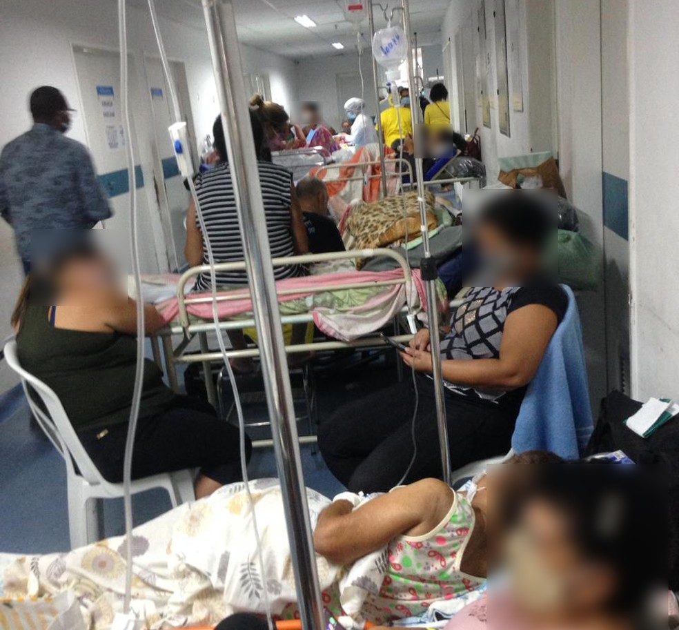 Pacientes internados em corredor no Hospital Getúlio Vargas, no Recife, durante a pandemia da Covid-19 — Foto: Reprodução/WhatsApp
