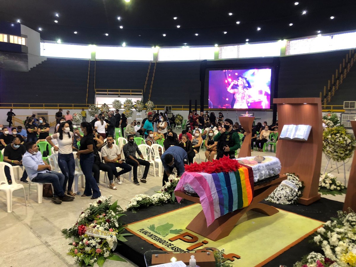 Fãs, familiares, amigos e artistas prestam as últimas homenagens à cantora Paulinha Abelha em Aracaju |  Sergipe