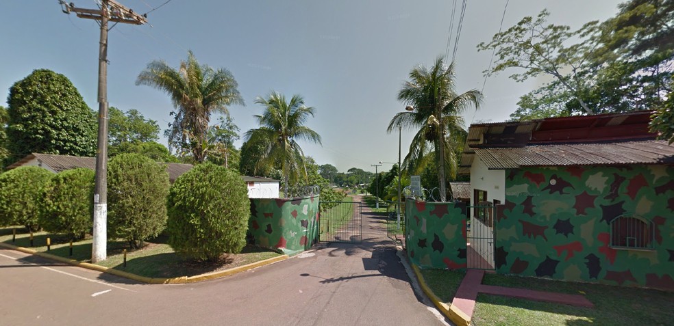 Bombeiros cortavam árvores dentro do 4º BIS, localizado no bairro Bosque, em Rio Branco  — Foto: Google Street View