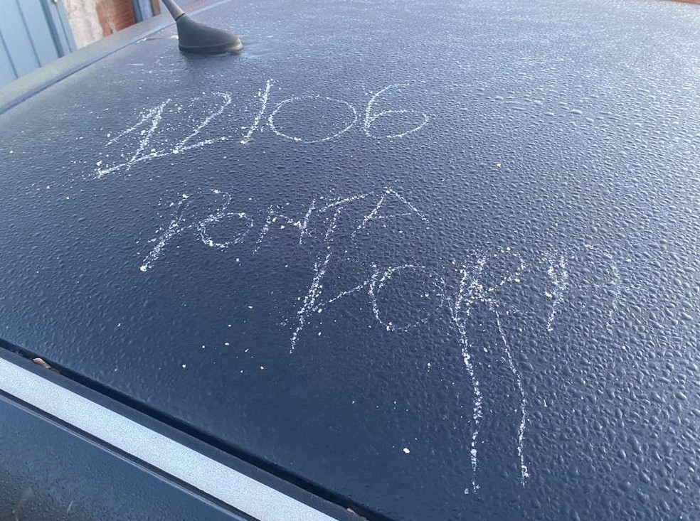 Carros amanheceram com fina camada de gelo em Ponta Porã — Foto: Martim Andrada/TV Morena