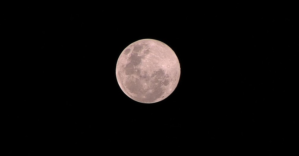 Lua vista de Aracaju nesta segunda-feira, 26 de abril — Foto: Sidiclei Sales/TV Sergipe