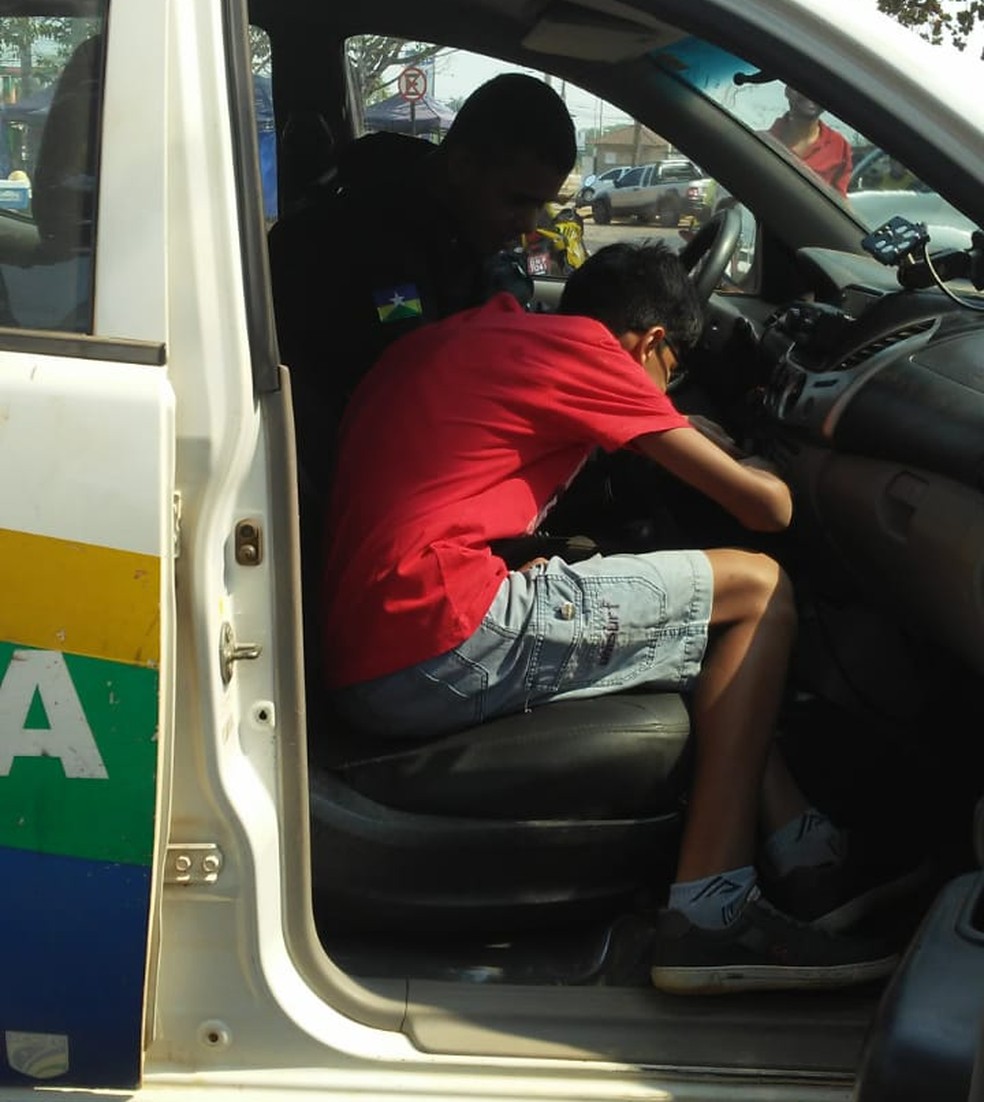 Mãe diz que policial mostrou toda viatura por dentro — Foto: Arquivo Pessoal