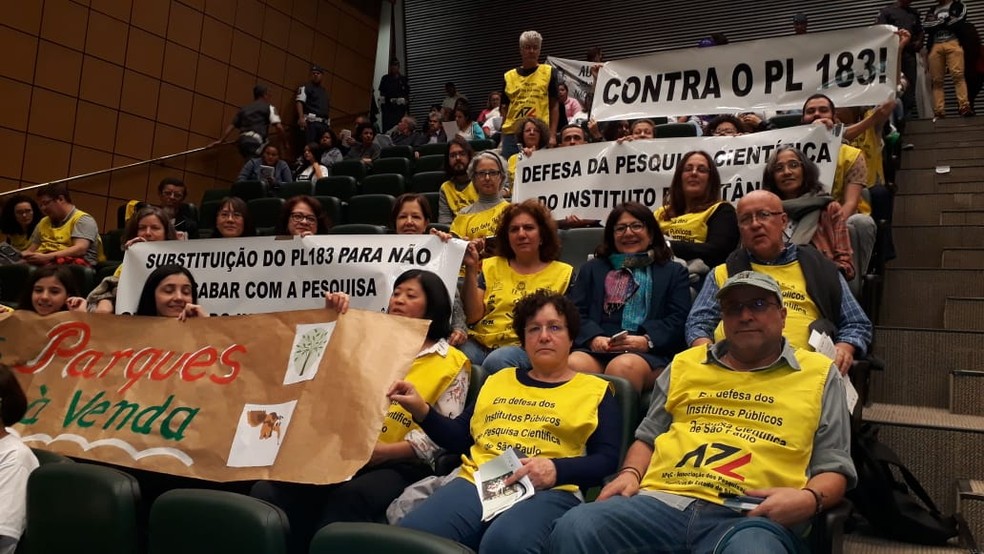 Pesquisadores protestam no plenário da Alesp contra projeto de concessão do Zoológico e Jardim Botânico de São Paulo nesta terça-feira  — Foto: Renato Scardoelli/Ascom Beth Sahão
