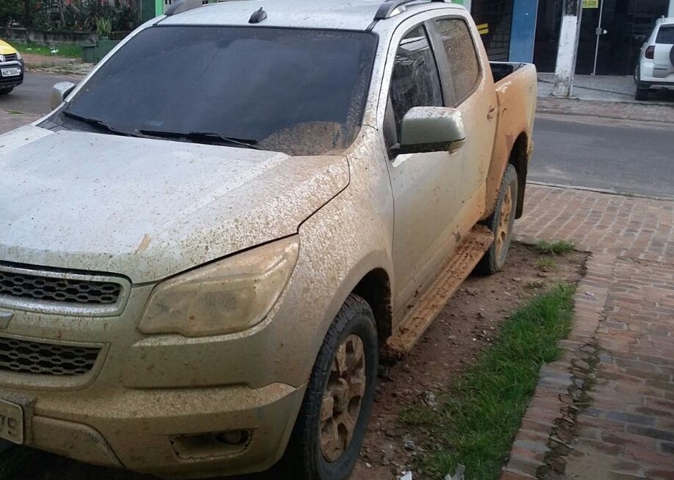 Carro foi atolado e abandonado em ramal na cidade de Mâncio Lima  (Foto: Adelcimar Carvalho/G1)