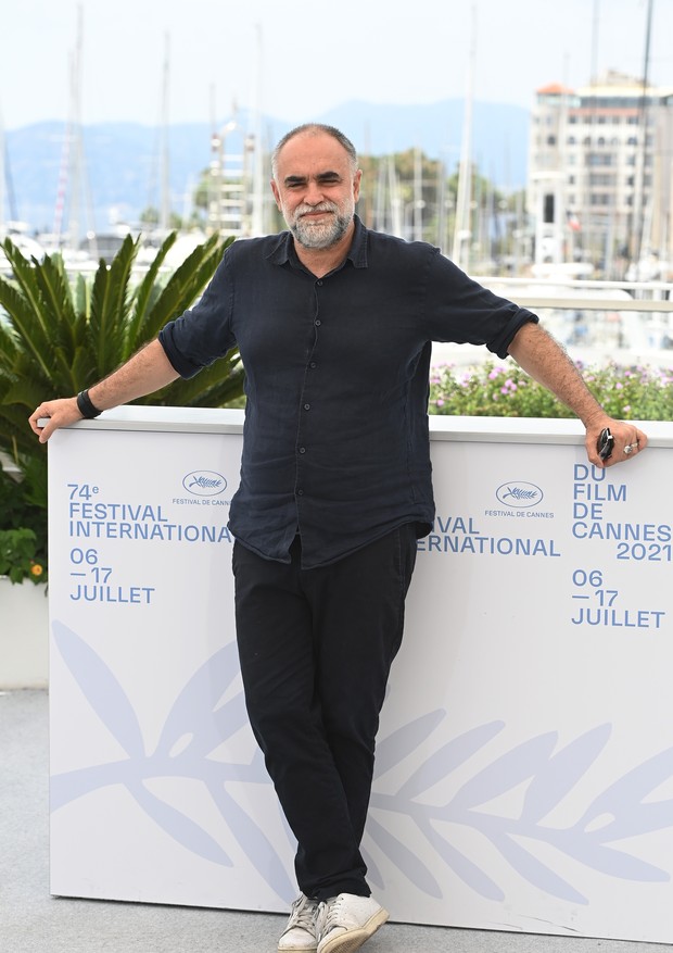 CANNES, FRANCE - JULY 12: Director Karim Ainouz attends the "Marinheiro Das Montanhas/Marin Des Montagnes/Mariner of The Mountains" photocall during the 74th annual Cannes Film Festival on July 12, 2021 in Cannes, France. (Photo by Kate Green/Getty Images (Foto: Getty Images)