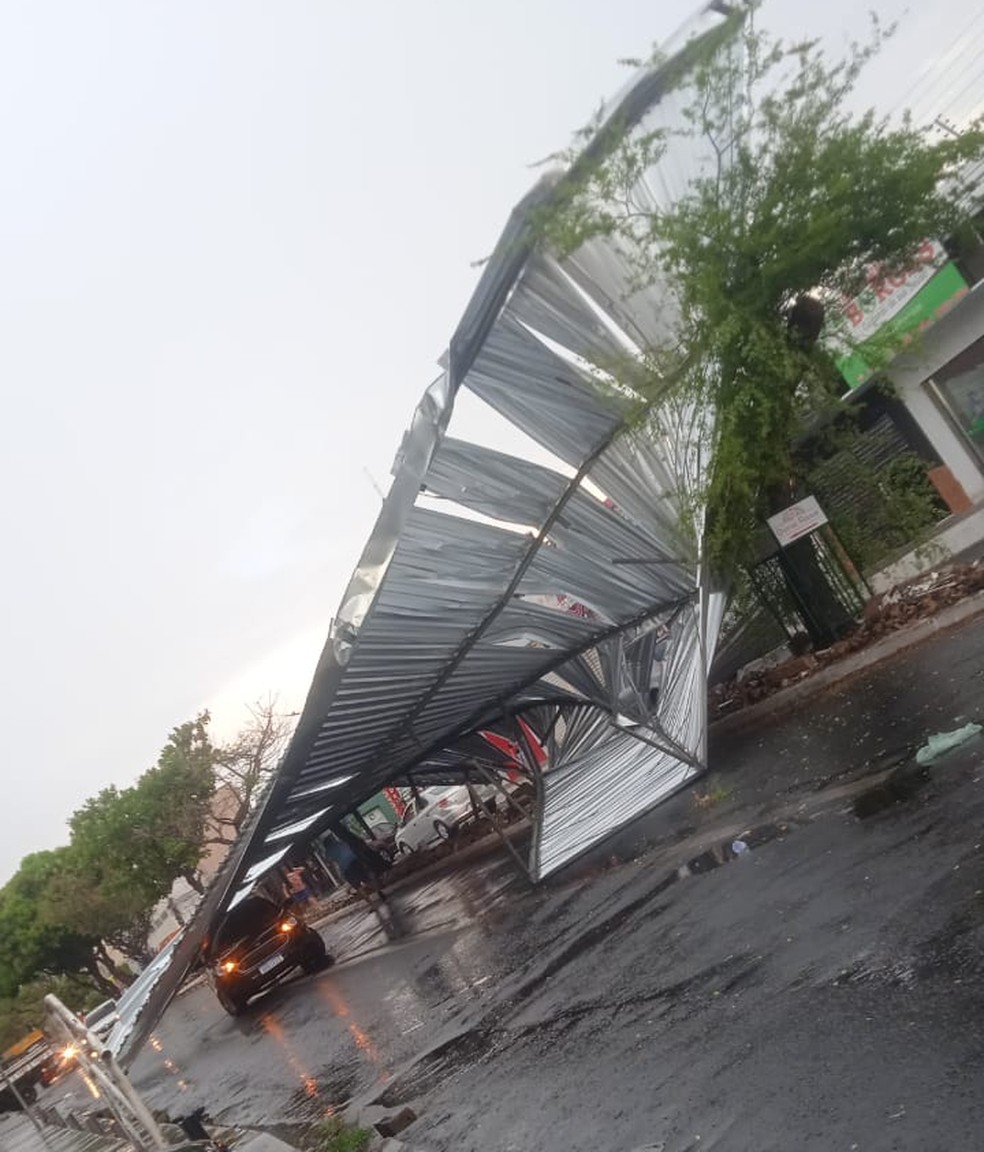 Telhado de loja 'voa' cai em passeio da avenida; carro é atingido — Foto: Reprodução 