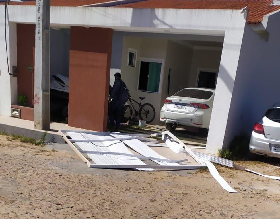 Portão de residência foi derrubado após mulher atropelar irmãs em Guaraciaba, no interior do Ceará. — Foto: Arquivo pessoal