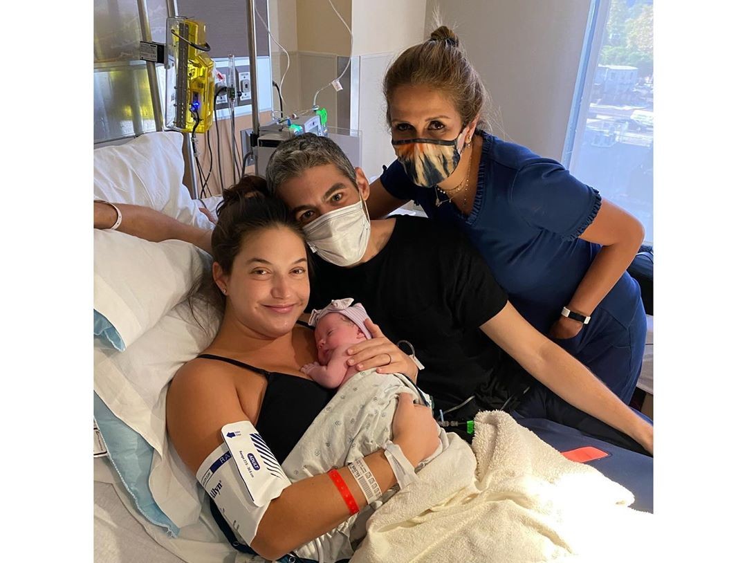 Alaia Baldwin, o marido Andrew Aronow e a filha Iris com a médica que fez o parto (Foto: Instagram)