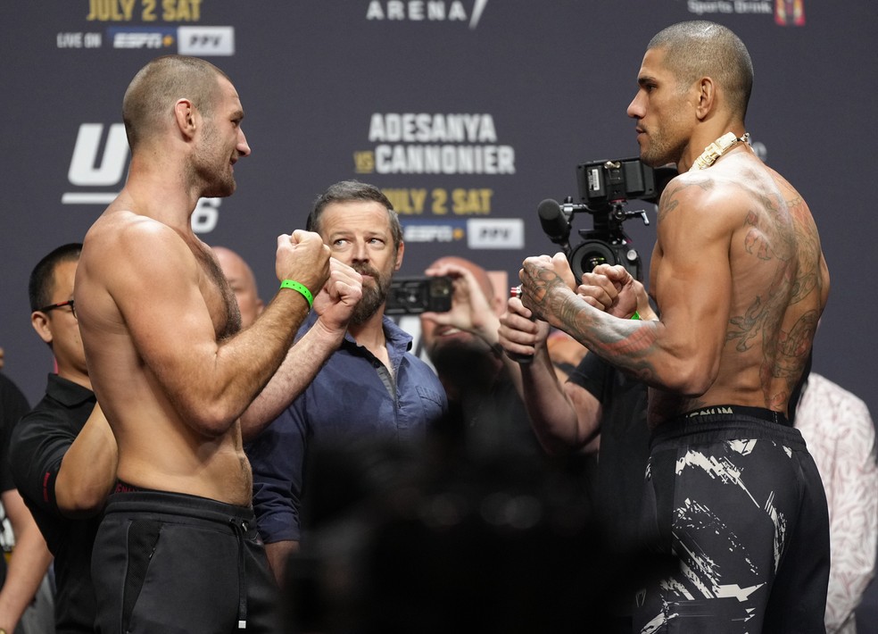 Sean Strickland (esq.) ri e faz graça, enquanto Alex "Poatan" Pereira (dir.) mantém a expressão séria — Foto: Jeff Bottari/Zuffa LLC