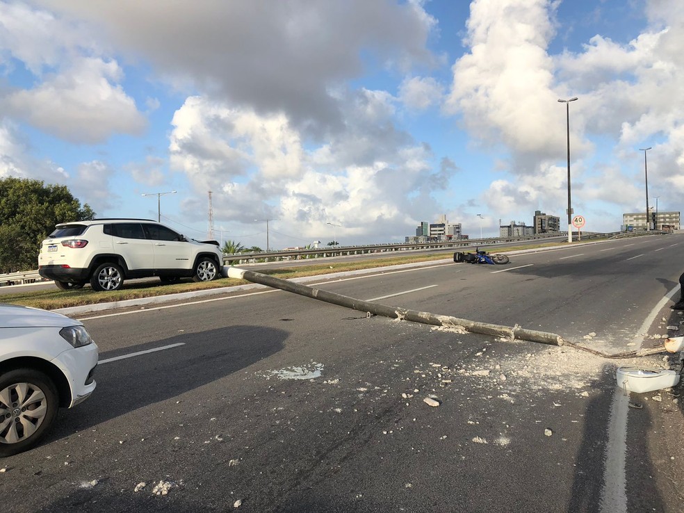 Moto foi atingida por poste derrubado por carro em Natal. — Foto: Vinícius Marinho/Inter TV Cabugi